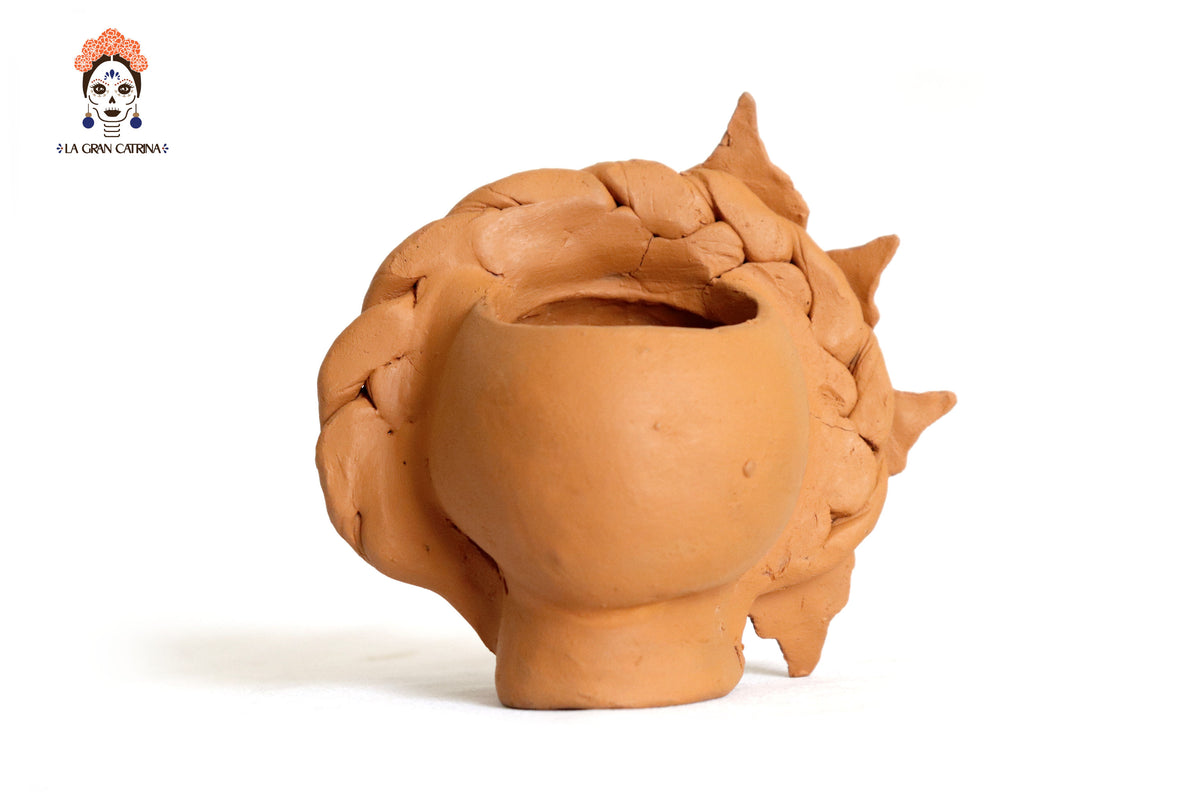 Maceta de calaveras pequeña naranja de chongo con flores Maceta