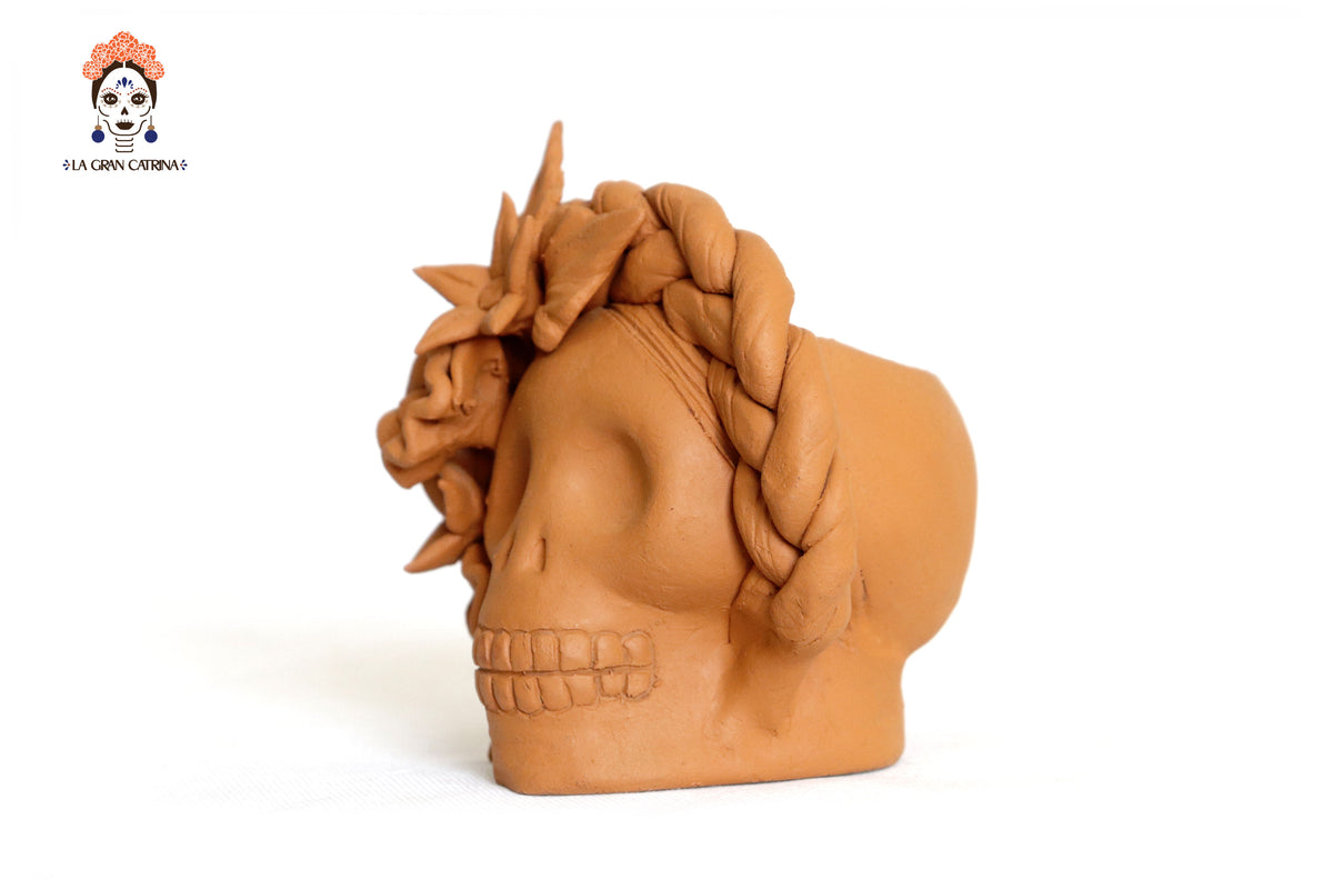 Maceta de calaveras pequeña naranja de chongo con flores Maceta