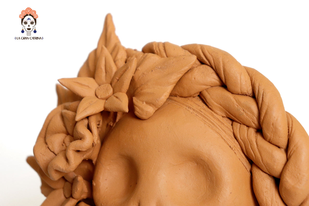 Maceta de calaveras pequeña naranja de chongo con flores Maceta