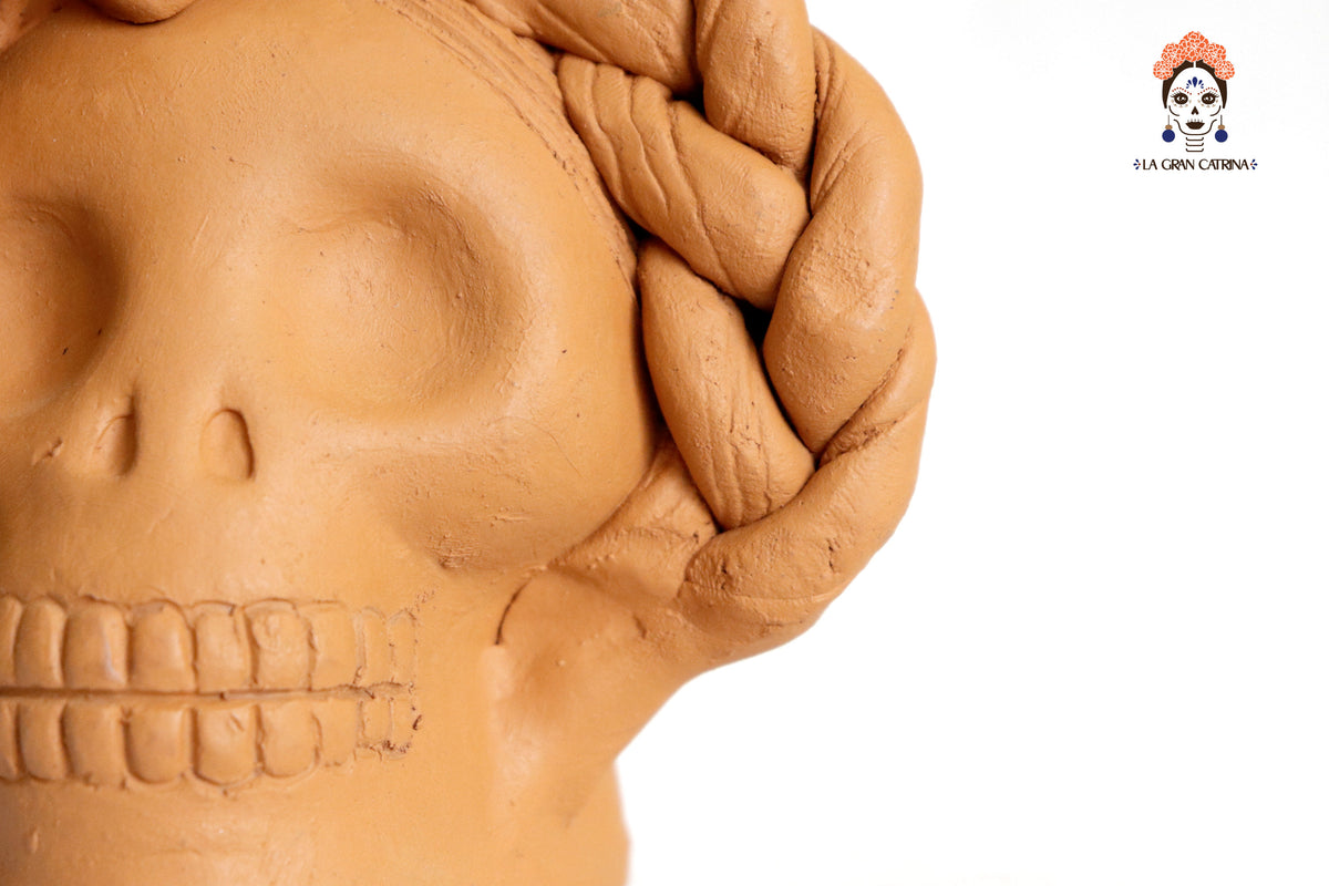 Maceta de calaveras pequeña naranja de chongo con flores Maceta
