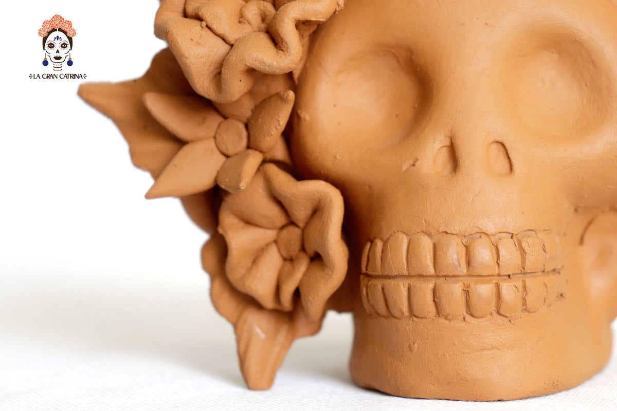 Maceta de calaveras pequeña naranja de chongo con flores Maceta