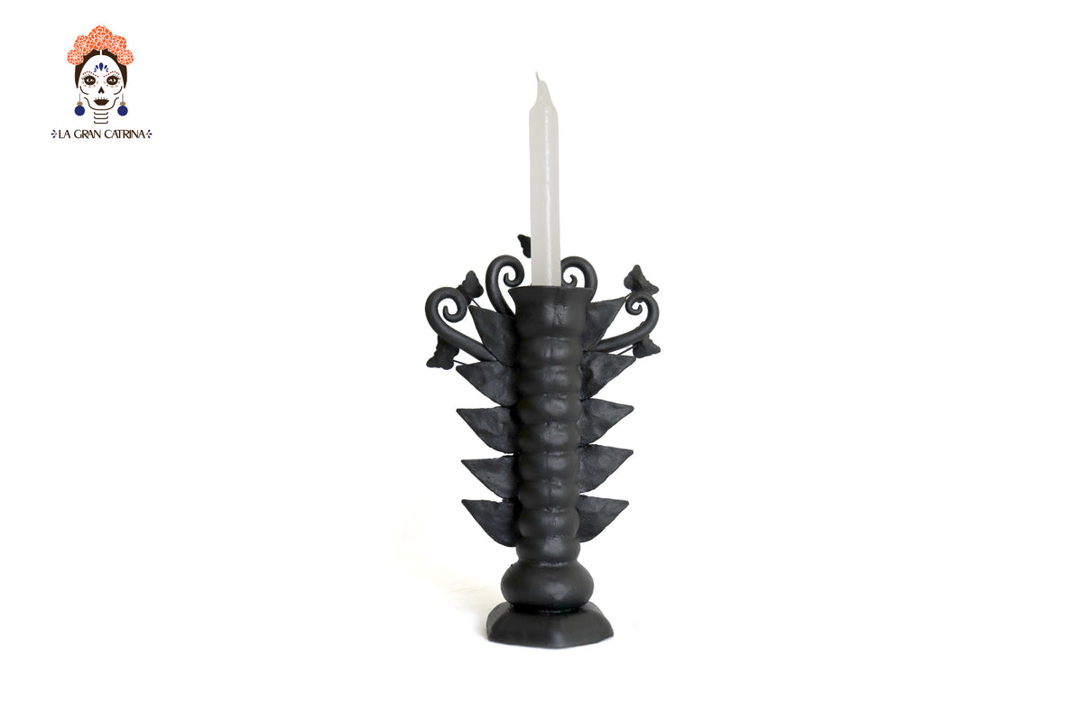 Candelero de una veladora barro negro - 28 cm.