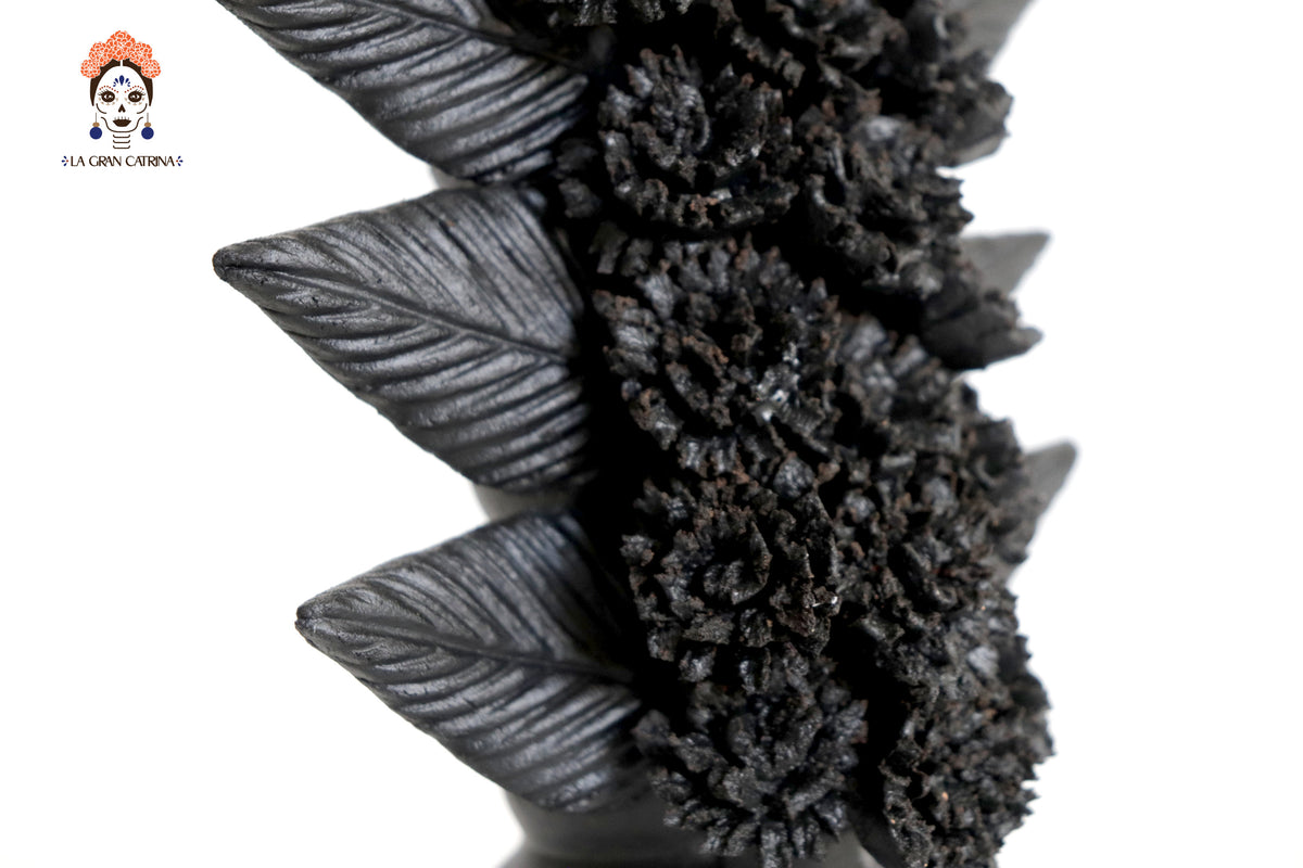 Candelero de una veladora barro negro - 28 cm.