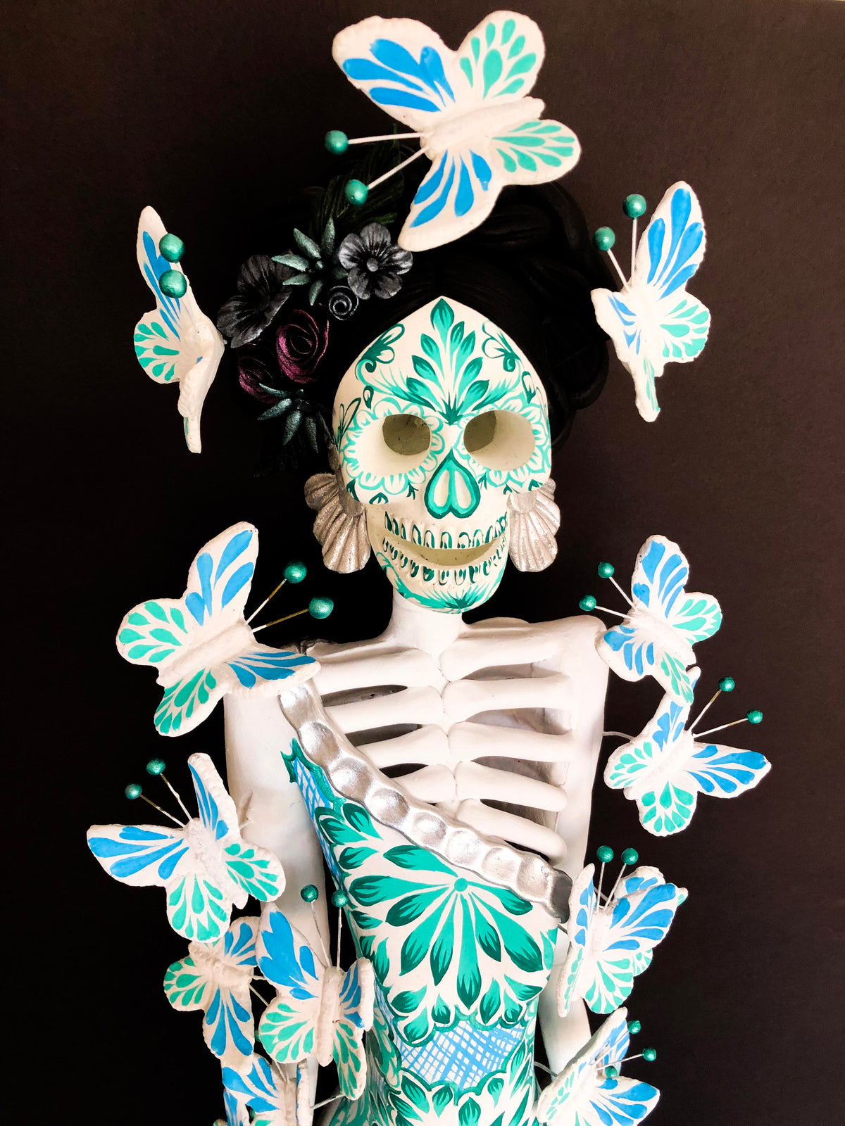 Catrina blanca con mariposas turquesas - 100 cm. 40 in. - Sobre Pedido Catrina