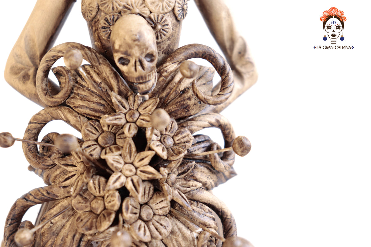 Catrina con vestido de calaveritas - 30 cm. 12 in.