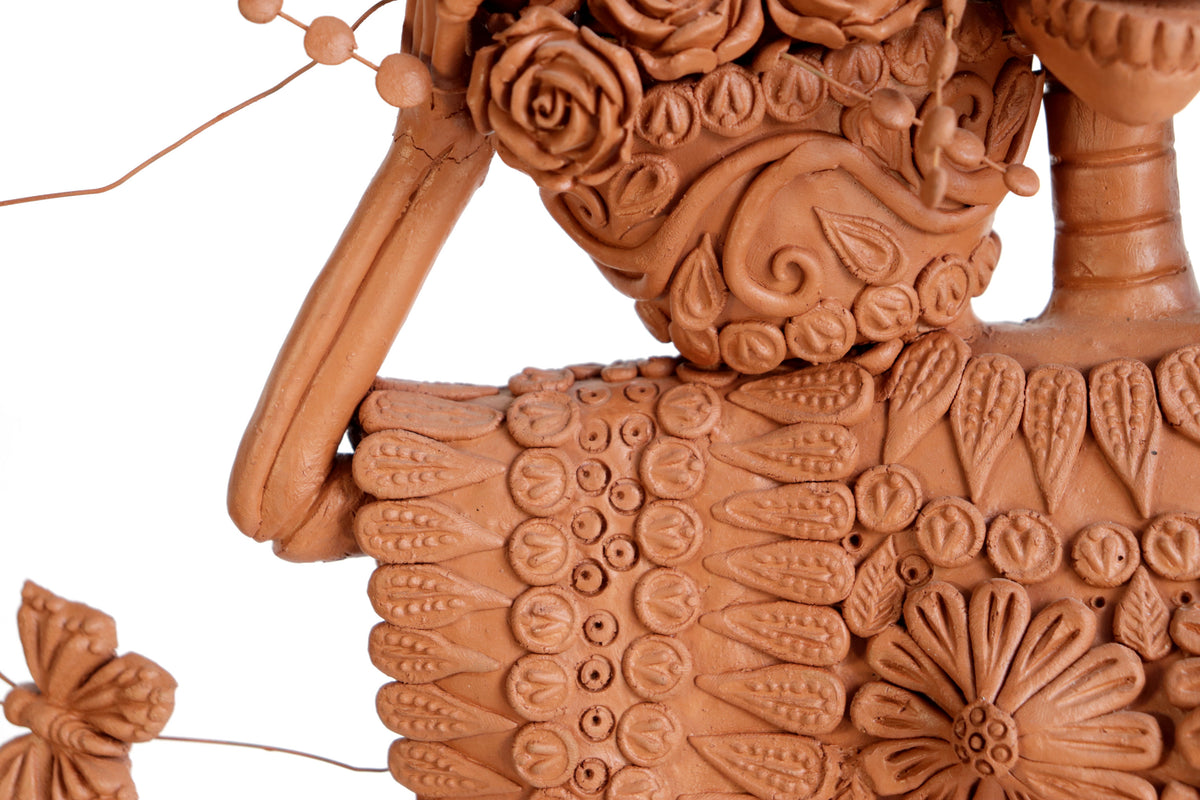 Catrina de Barro Artesanal con Canasta de Flores - 65 cm. 25.5 in. - En producción Catrina