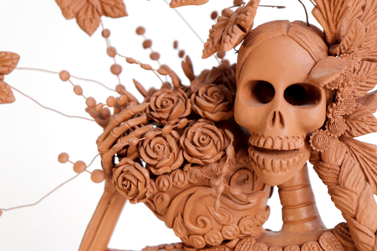 Catrina de Barro Artesanal con Canasta de Flores - 65 cm. 25.5 in. - En producción Catrina