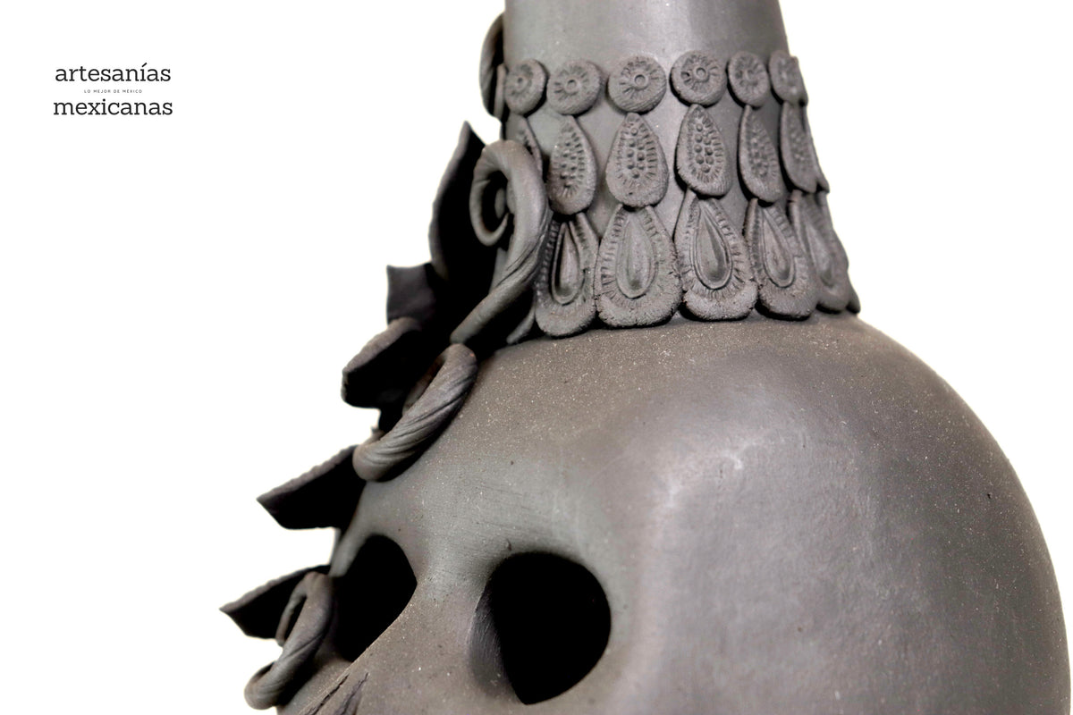 Catrina negra sobre calavera - 47 cm. 19 in. Catrina