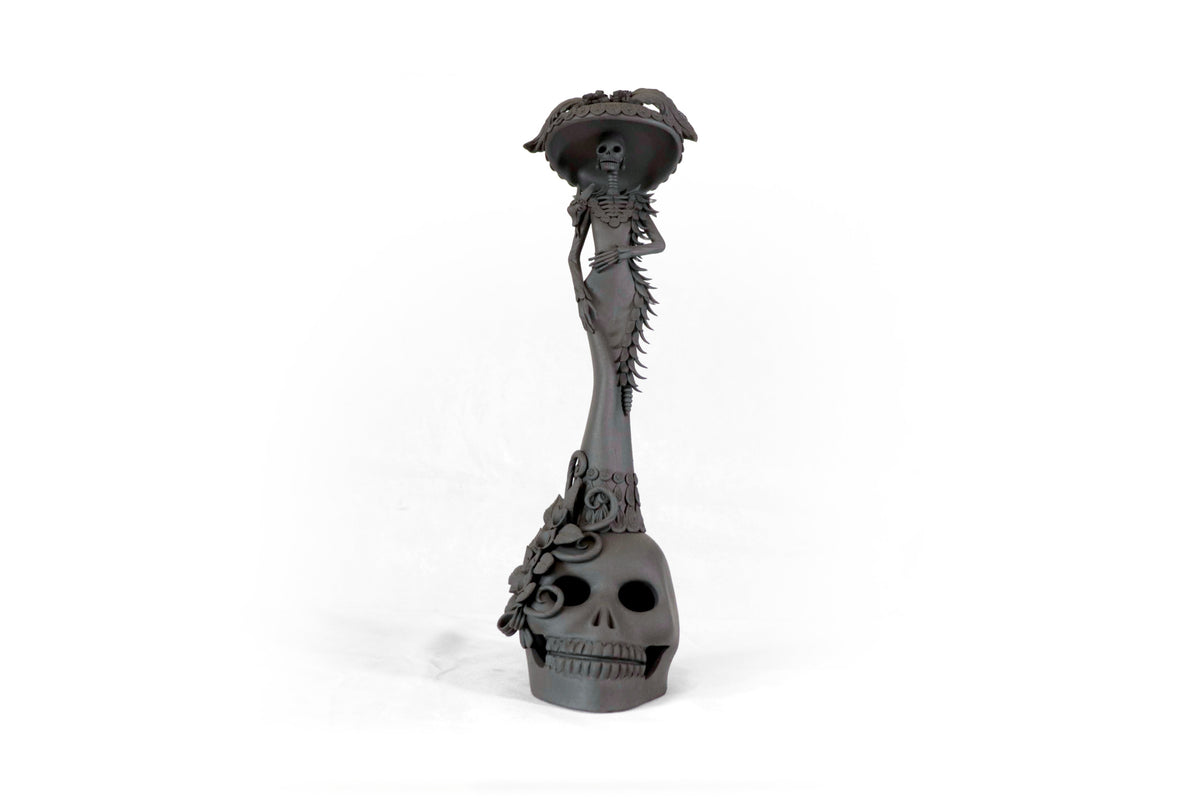Catrina negra sobre calavera - 47 cm. 19 in. Catrina
