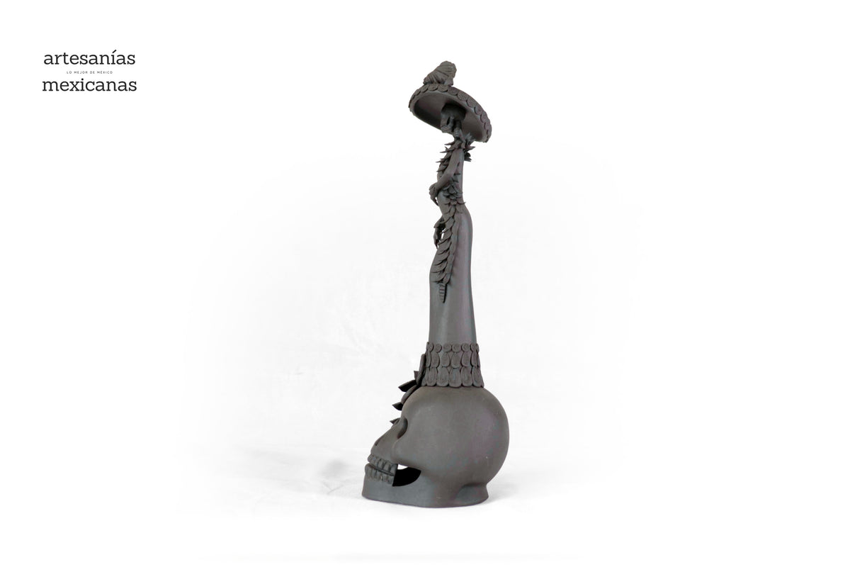 Catrina negra sobre calavera - 47 cm. 19 in. Catrina