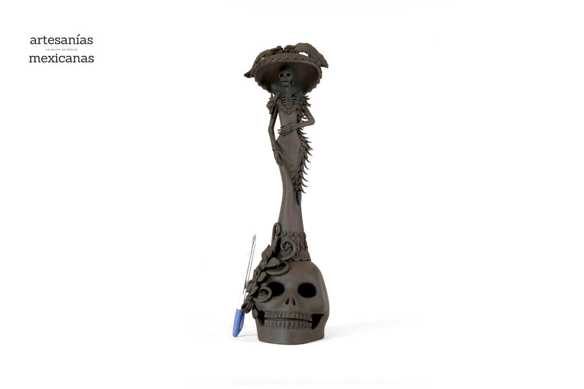 Catrina negra sobre calavera - 47 cm. 19 in. Catrina