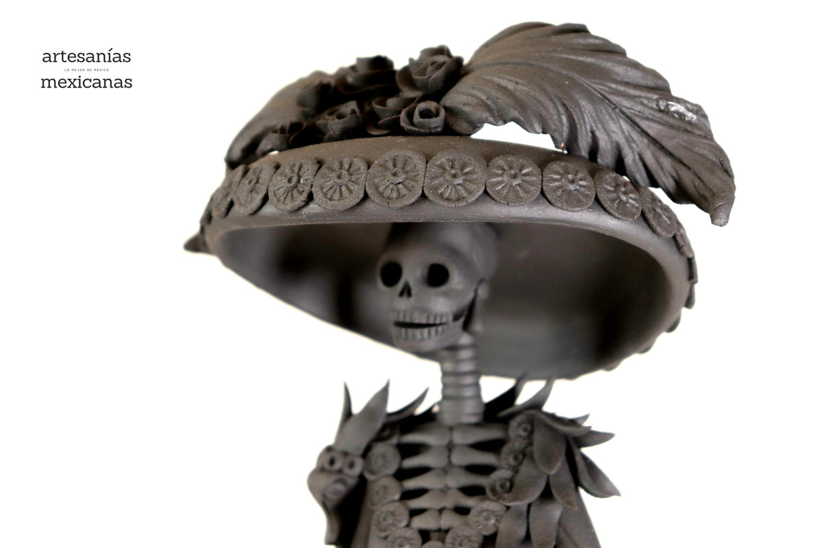 Catrina negra sobre calavera - 47 cm. 19 in. Catrina