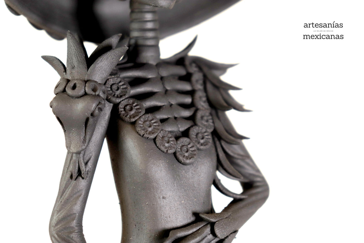 Catrina negra sobre calavera - 47 cm. 19 in. Catrina