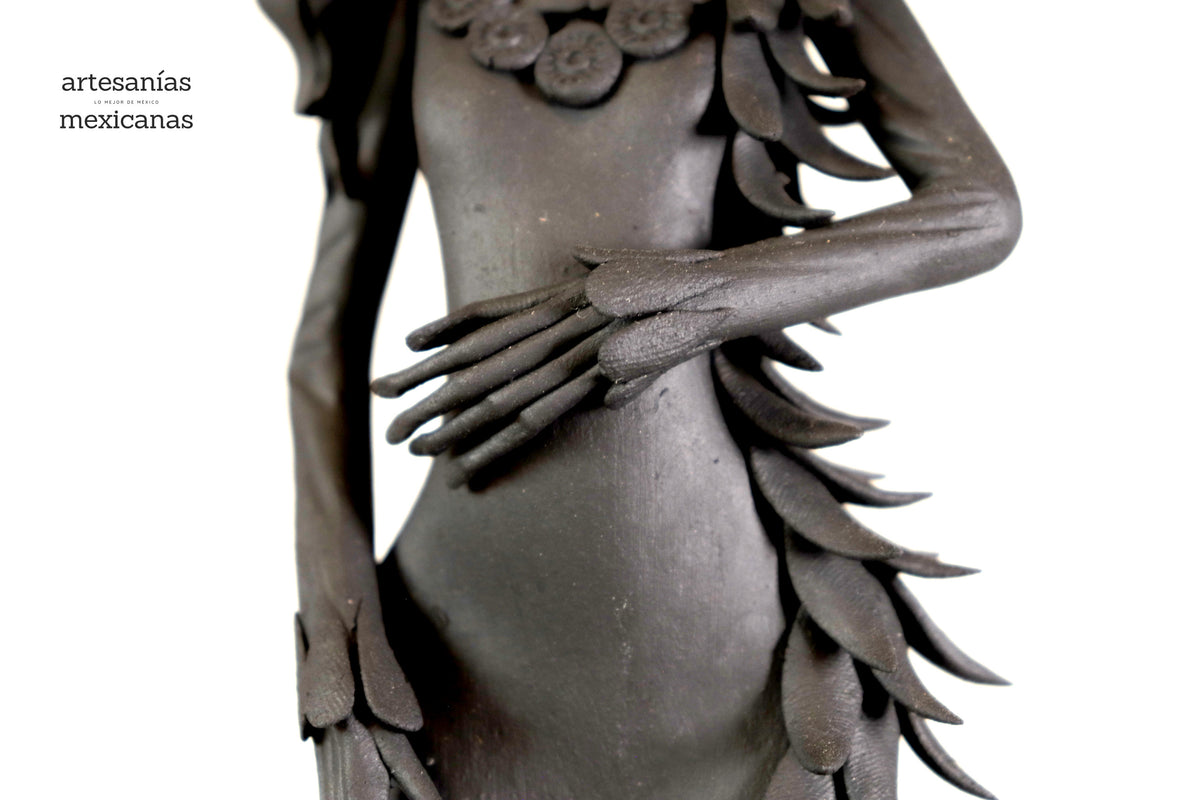 Catrina negra sobre calavera - 47 cm. 19 in. Catrina
