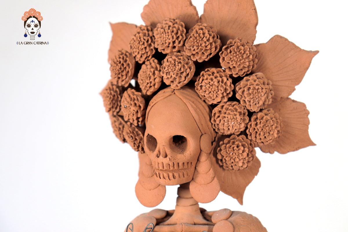 Catrina con tocado con flores cempasúchil 43 Cm. 16.9 In.