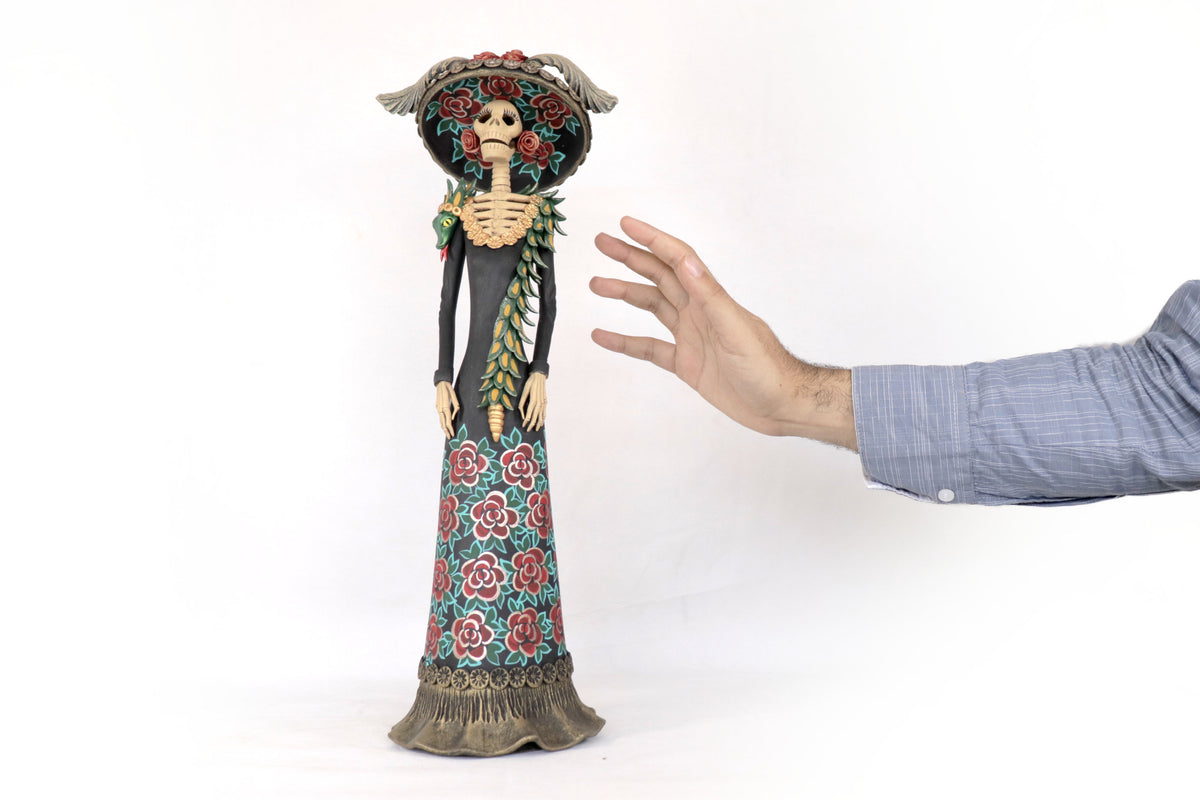 La Frida con la serpiente de flores rojas - 45 cm. 18 in. Catrina
