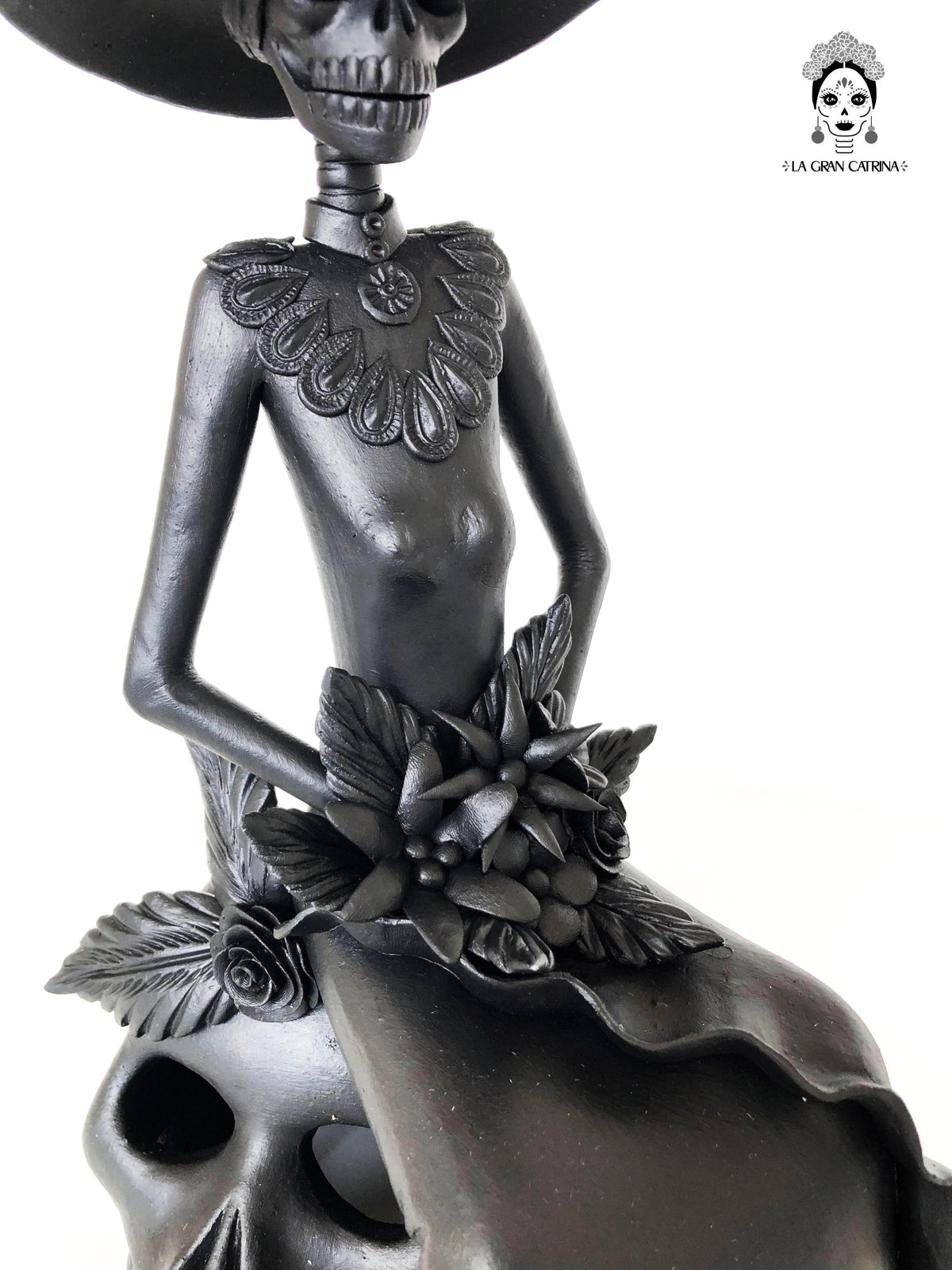 Catrina negra sentada en Calavera - 35 cm. 14 in. Catrina