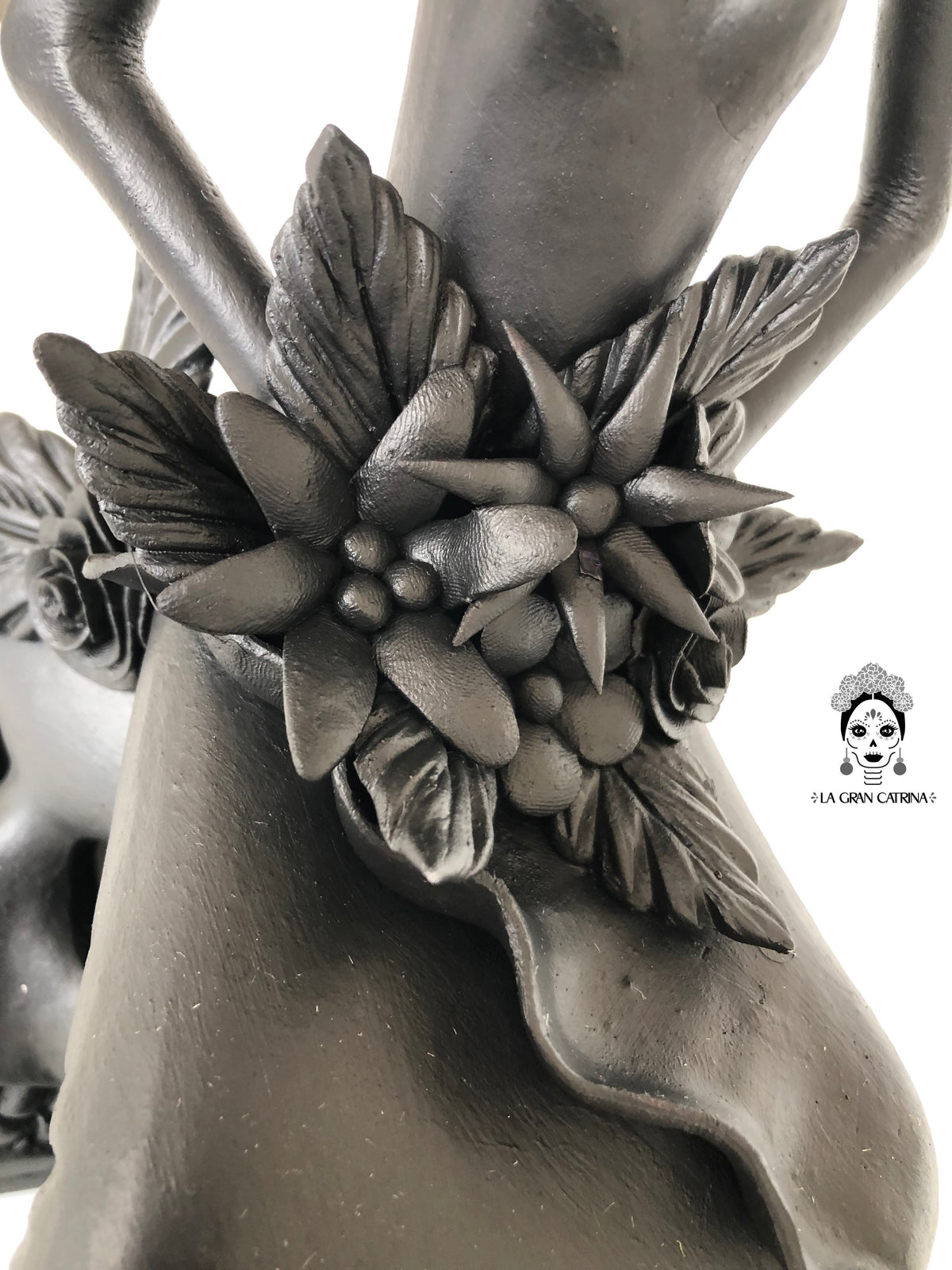 Catrina negra sentada en Calavera - 35 cm. 14 in. Catrina