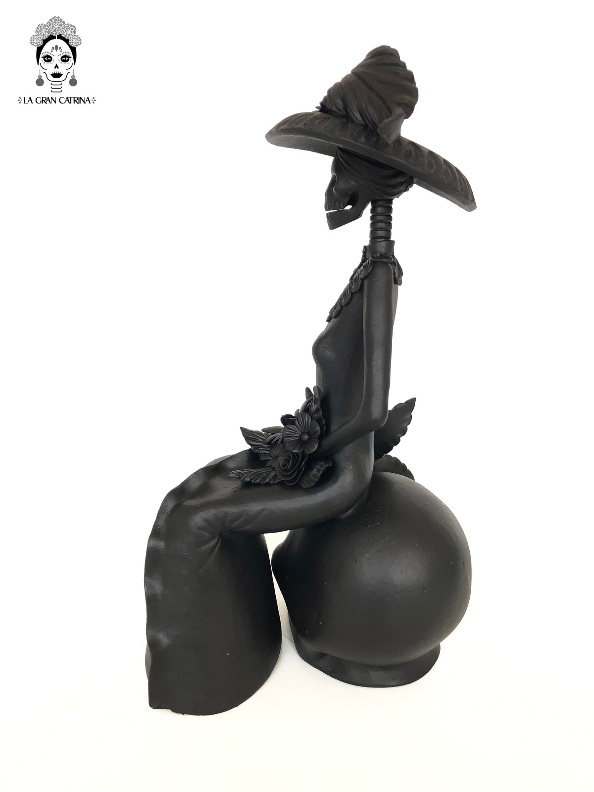 Catrina negra sentada en Calavera - 35 cm. 14 in. Catrina