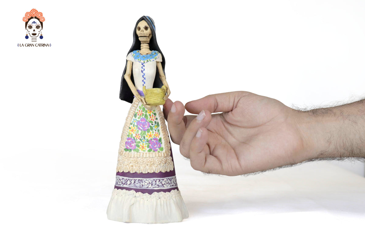 Catrina con canasta - 21 cm. 8.2 in. Catrina