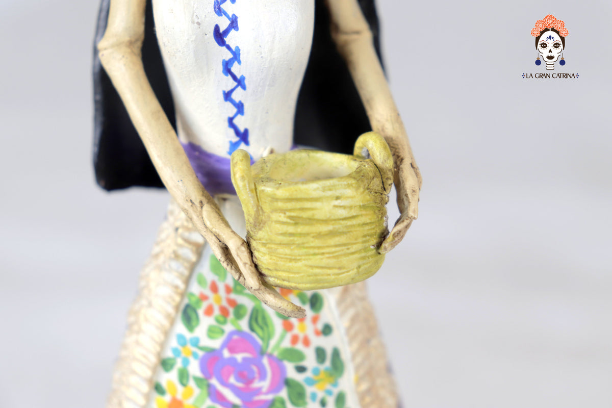 Catrina con canasta - 21 cm. 8.2 in. Catrina