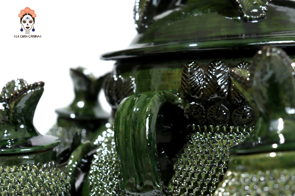 Ponchera verde vidriada con jarritos de barro - 50 cm. 20 in.