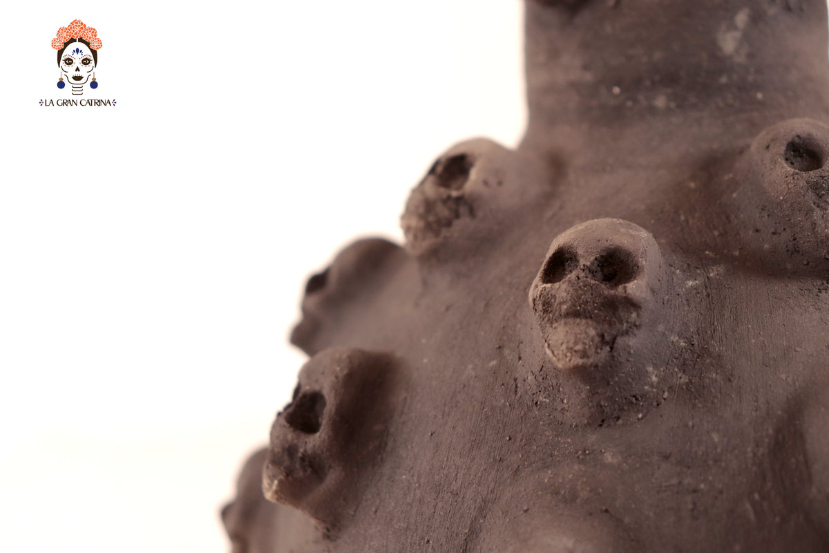 Cántaro de Barro con Calaveras - 24 Cm. 9.4 In.