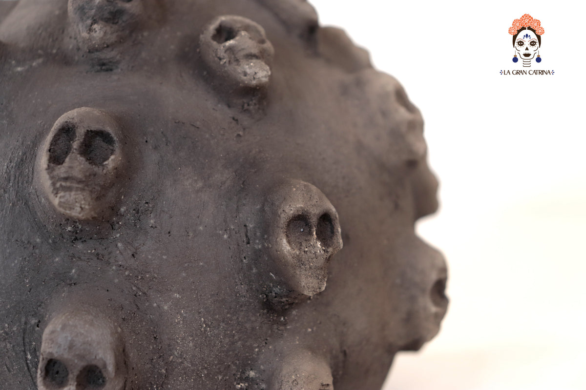 Cántaro de Barro con Calaveras - 24 Cm. 9.4 In.