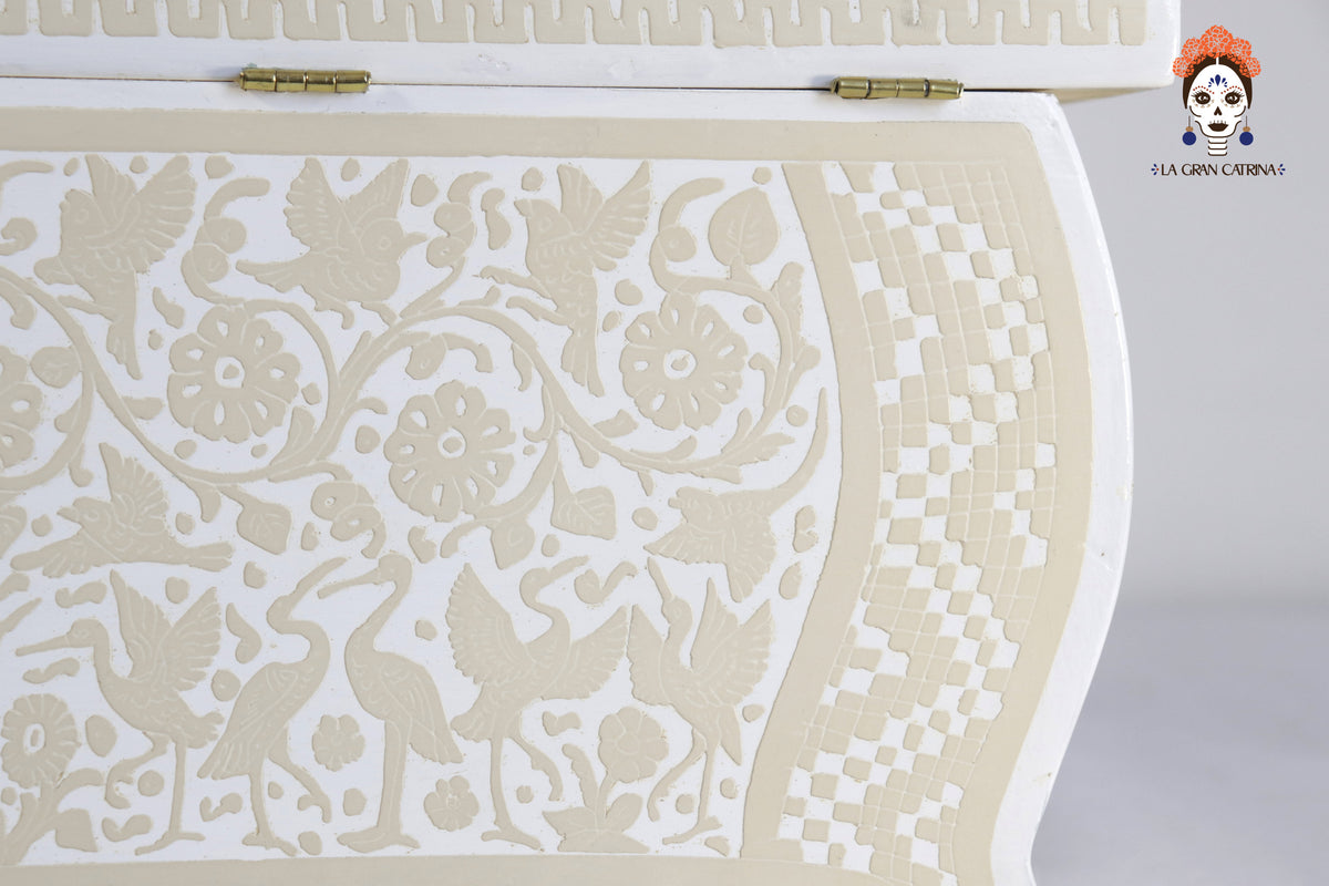 Caja Artesanal Pequeña con patas de Olinalá Blanca - 17.5 cm. 6.8 in. Olinala