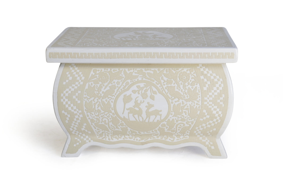 Caja Artesanal Pequeña con patas de Olinalá Blanca - 17.5 cm. 6.8 in. Olinala