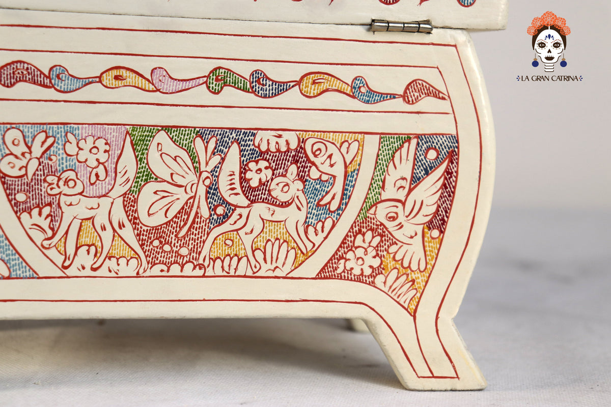 Caja Artesanal de Olinalá Blanca con Fauna Colorida - 20.2 cm. 8 in.