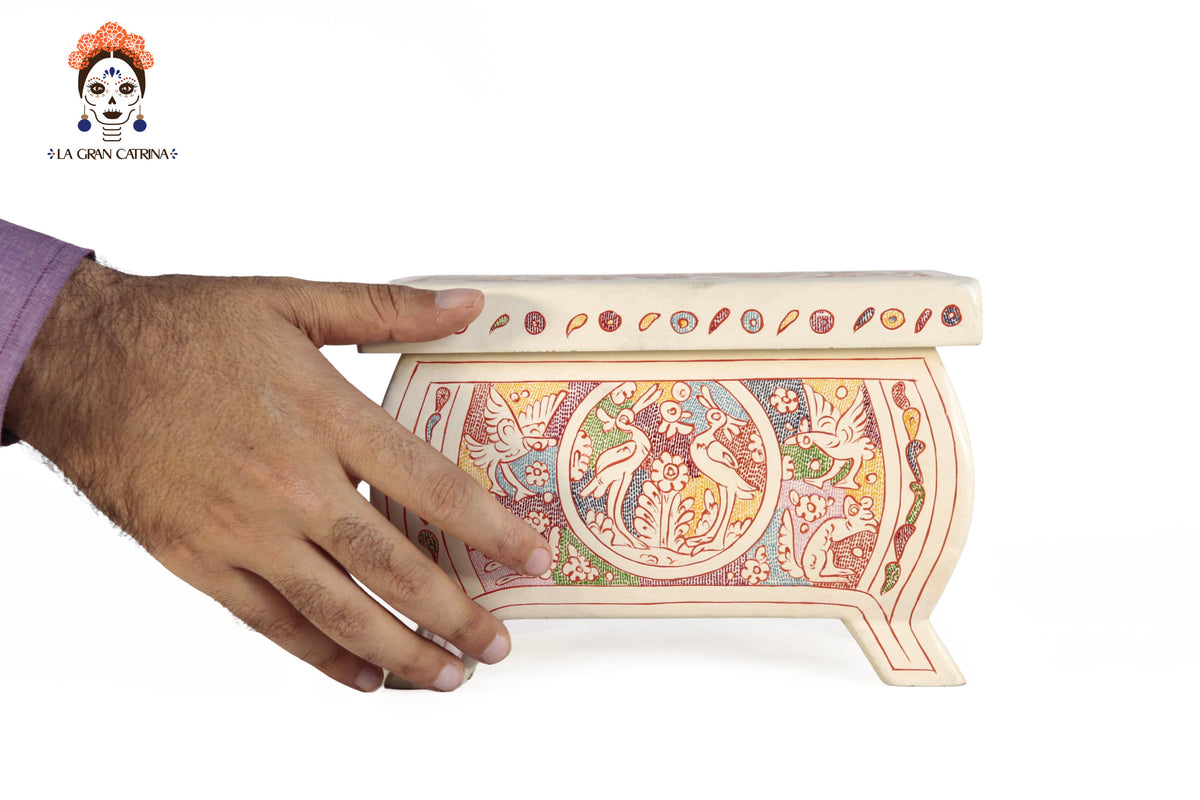 Caja Artesanal de Olinalá Blanca con Fauna Colorida - 20.2 cm. 8 in.