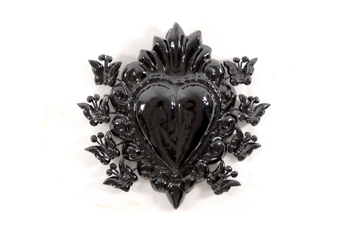 Corazón Barro Vidriado Negro con Mariposas - 17 cm. 6.6 in.