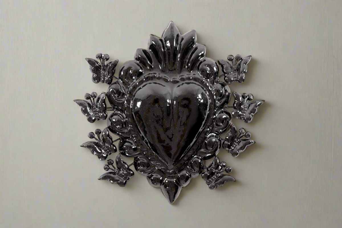 Corazón Barro Vidriado Negro con Mariposas - 17 cm. 6.6 in.