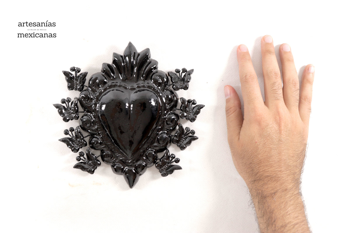 Corazón Barro Vidriado Negro con Mariposas - 17 cm. 6.6 in.