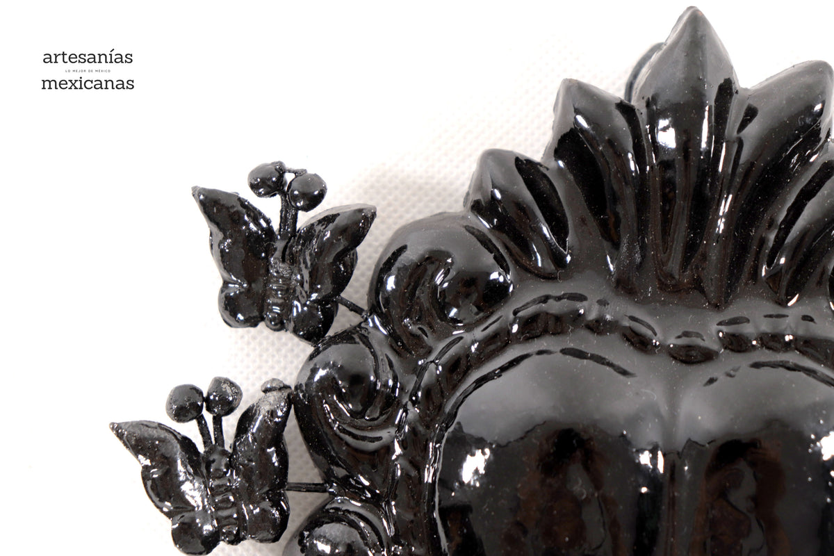 Corazón Barro Vidriado Negro con Mariposas - 17 cm. 6.6 in.