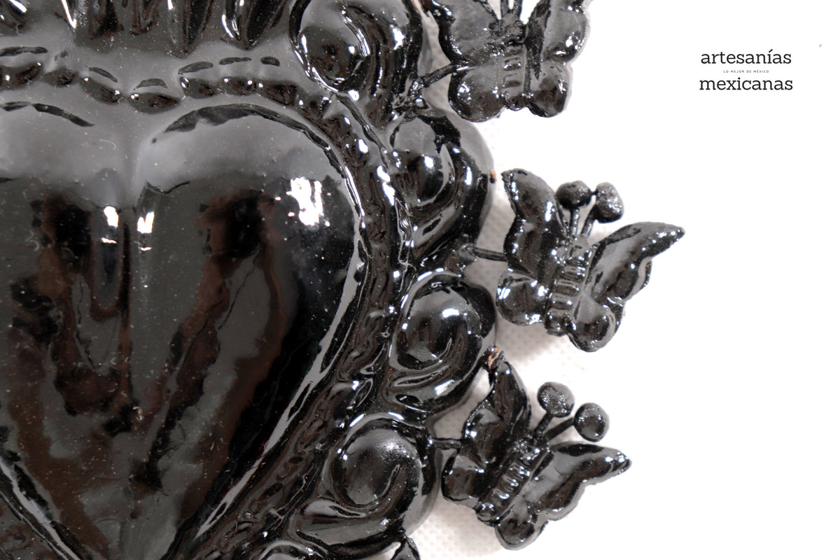 Corazón Barro Vidriado Negro con Mariposas - 17 cm. 6.6 in.