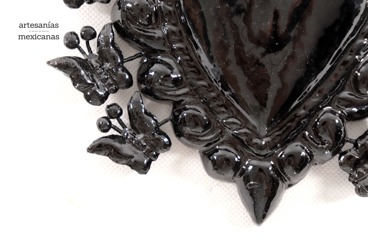 Corazón Barro Vidriado Negro con Mariposas - 17 cm. 6.6 in.
