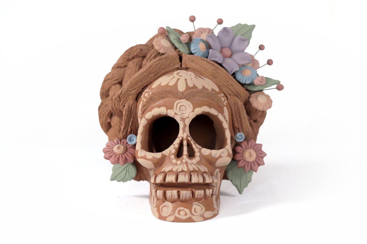Calavera estilo Frida Kahlo con flores y trenzas - 13 cm. 5.1 in.