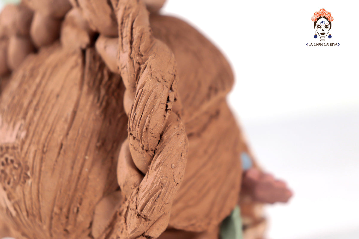 Calavera estilo Frida Kahlo con flores y trenzas - 13 cm. 5.1 in.