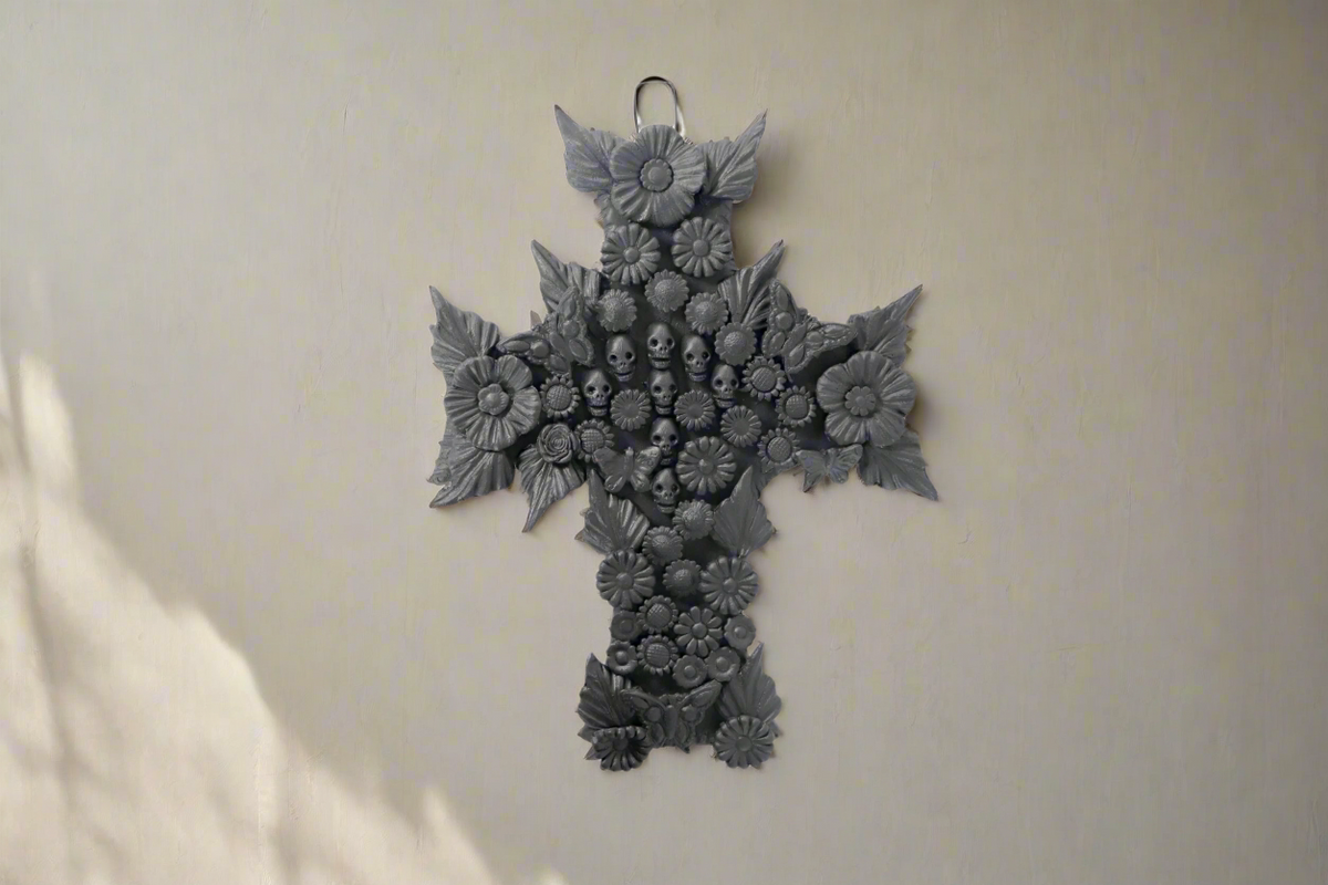 Cruz de flores y calaveras negra - 28 cm. 11 in. - Sobre Pedido