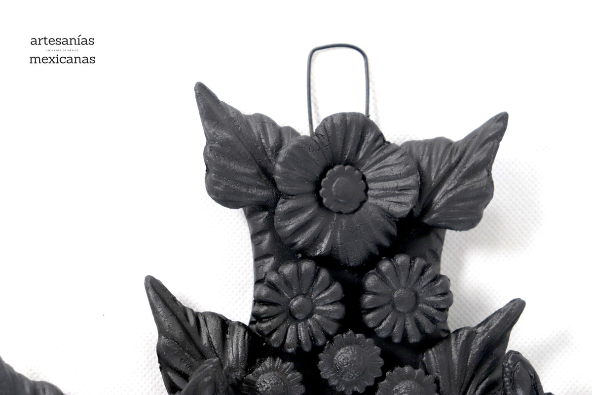 Cruz de flores y calaveras negra - 28 cm. 11 in. - Sobre Pedido