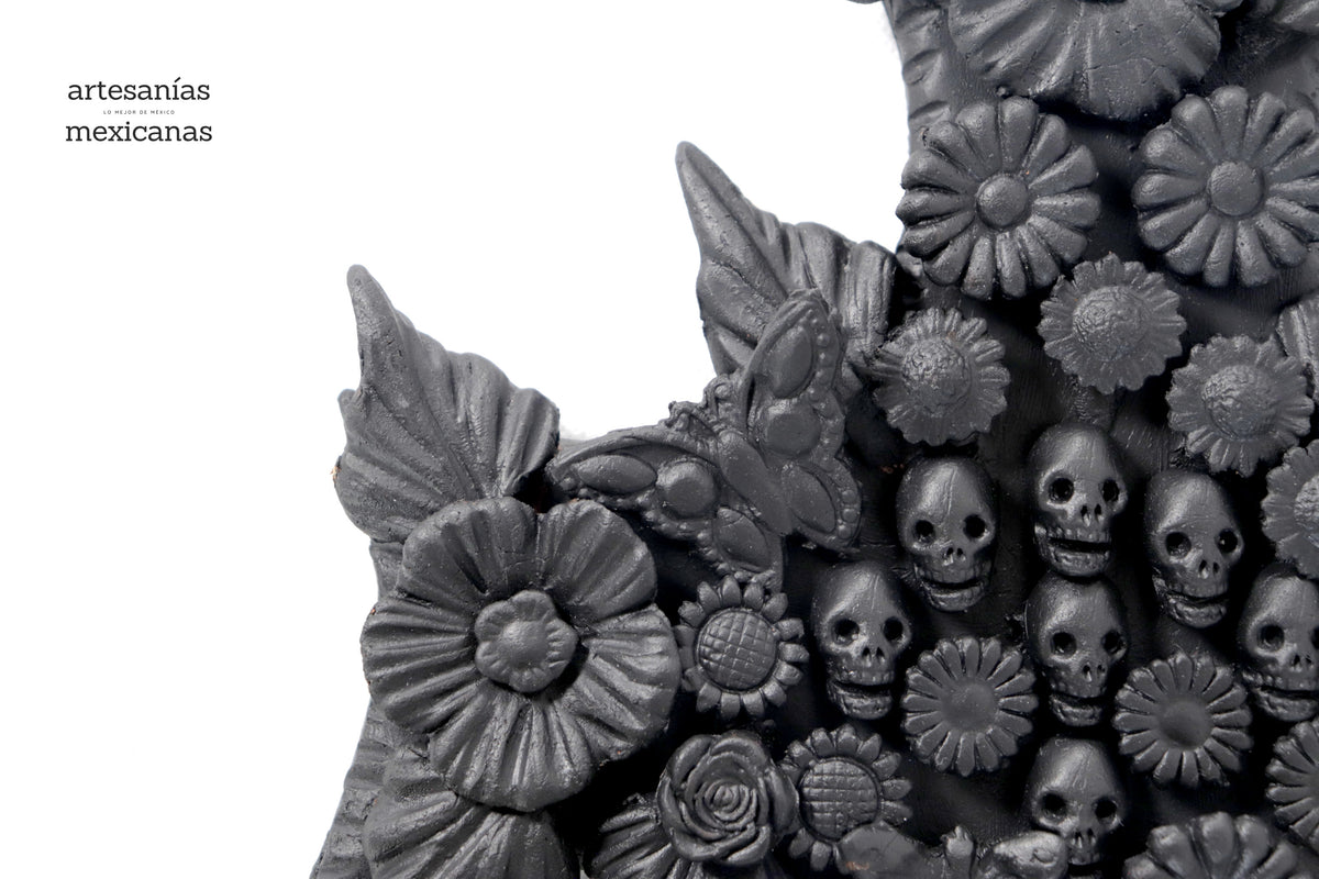Cruz de flores y calaveras negra - 28 cm. 11 in. - Sobre Pedido