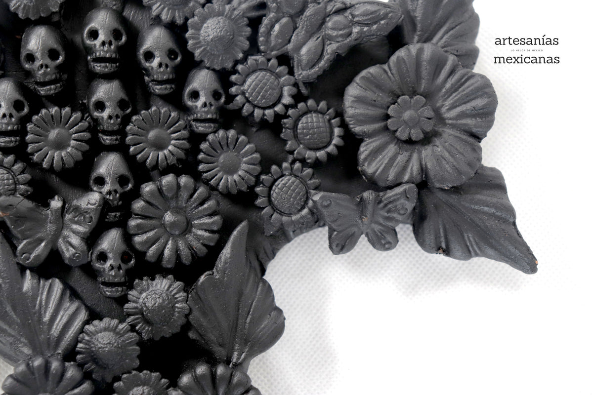 Cruz de flores y calaveras negra - 28 cm. 11 in. - Sobre Pedido