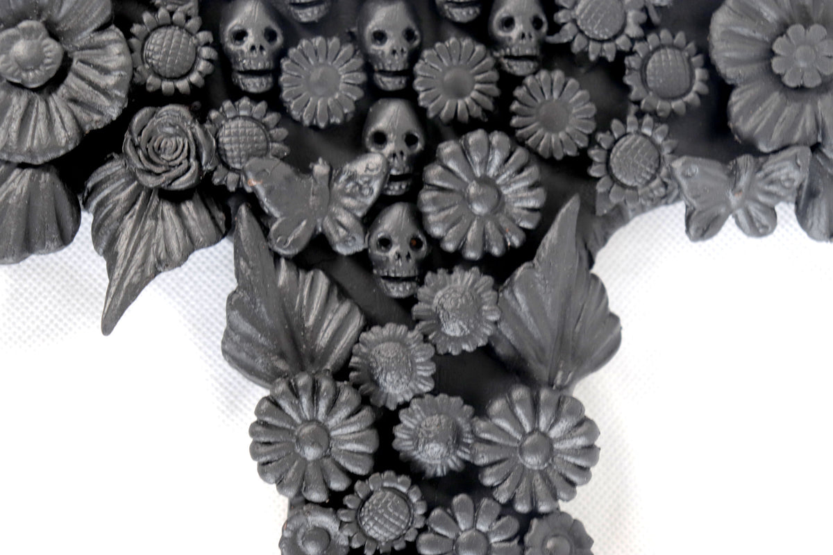Cruz de flores y calaveras negra - 28 cm. 11 in. - Sobre Pedido