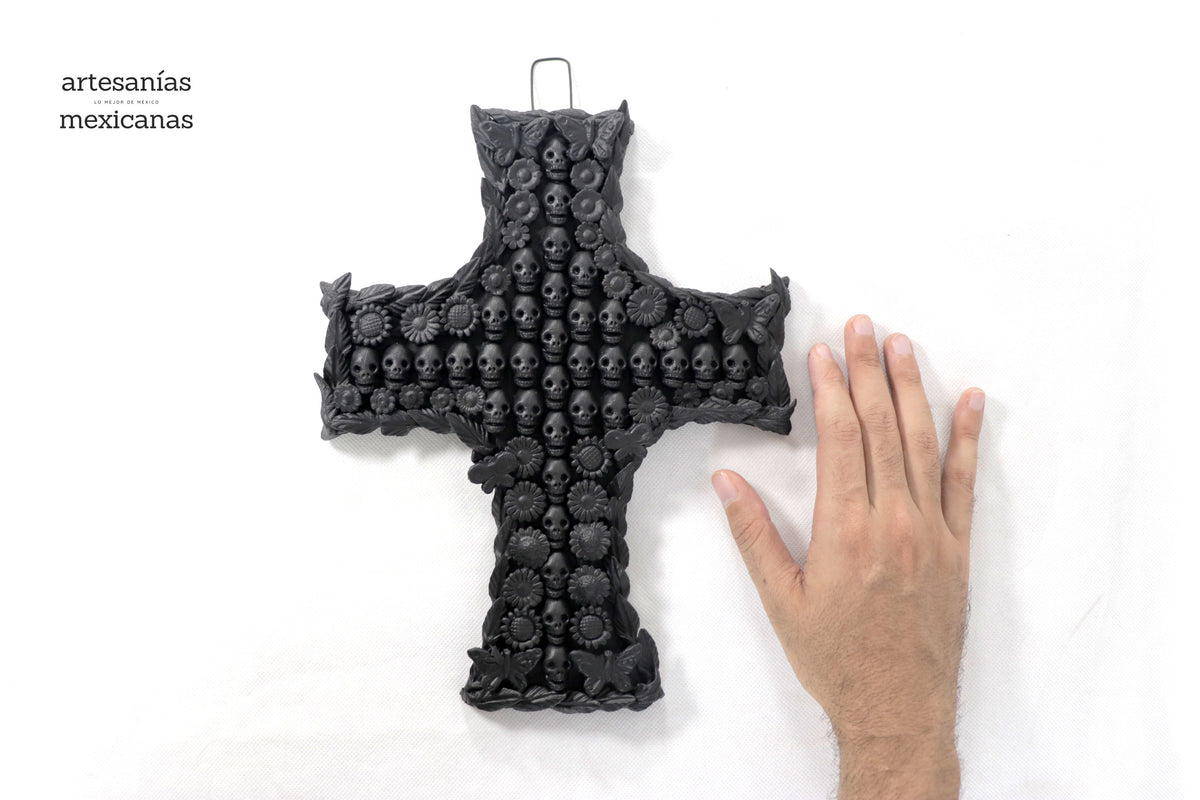 Cruz de calaveras negras - 28 cm. 11 in. Artesanía