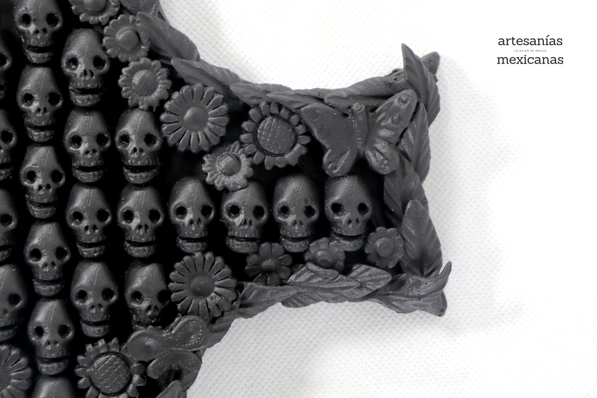 Cruz de calaveras negras - 28 cm. 11 in. Artesanía