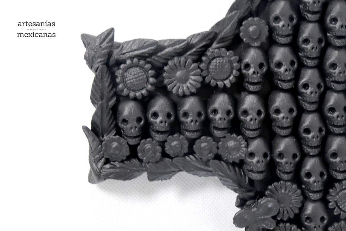 Cruz de calaveras negras - 28 cm. 11 in. Artesanía