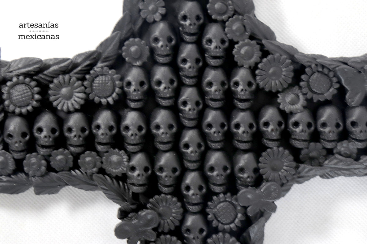 Cruz de calaveras negras - 28 cm. 11 in. Artesanía