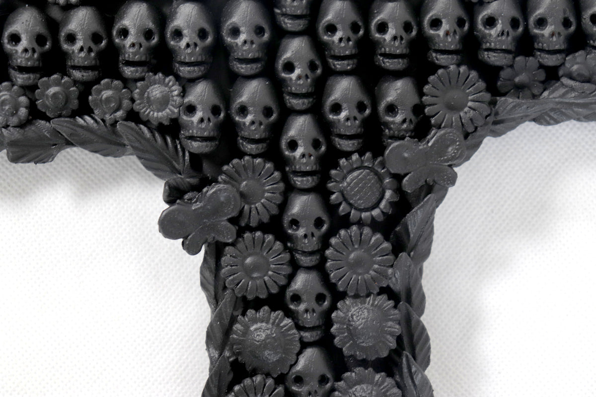 Cruz de calaveras negras - 28 cm. 11 in. Artesanía